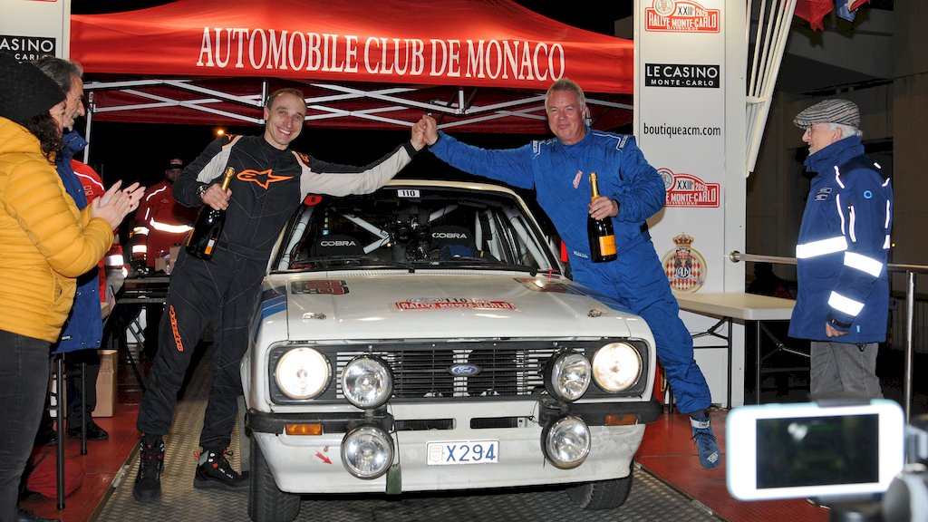Henrik Bjerregaard og Mirek Svec fejrede sejren med champagne på podiet.
(Foto: rallypics.dk)